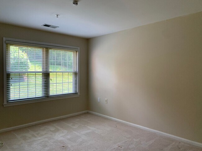 Building Photo - Spacious and Private Condo in The Oaks at ...