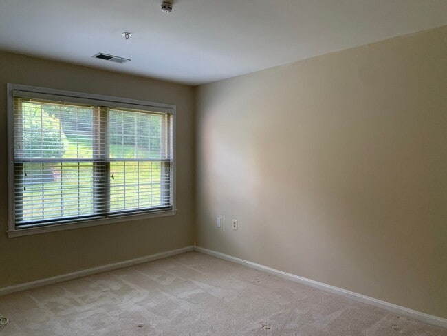 Building Photo - Spacious and Private Condo in The Oaks at Washingtonian Woods