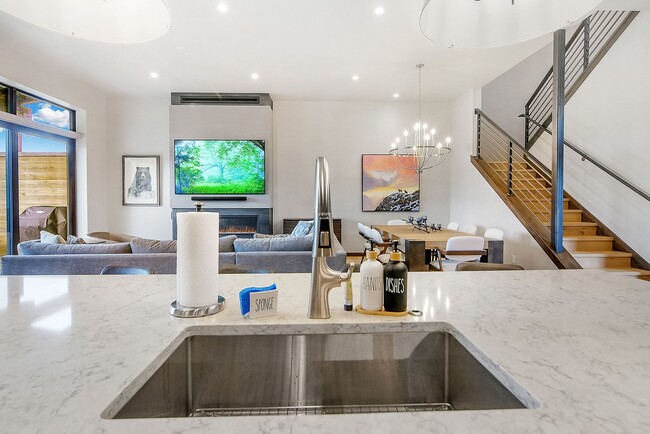 Building Photo - Luxury ski season rental is an entertainer...