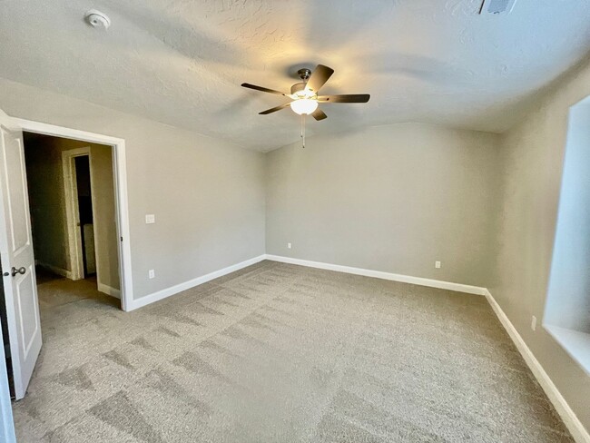 Building Photo - Three-Bedroom Townhome with Garage in Cent...