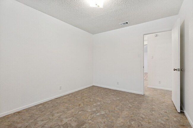 Building Photo - 3-BEDROOM HOME IN LOMA PARK