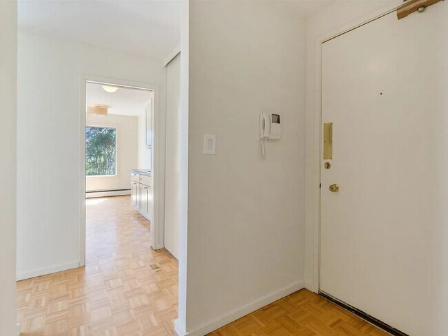 Building Photo - 1885 Jackson St