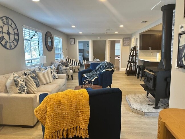 Building Photo - 244 Lexington Dr