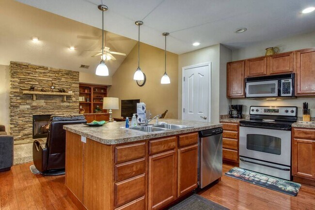 Building Photo - FULLY FURNISHED!!! GREAT FOR CORPORATE HOU...