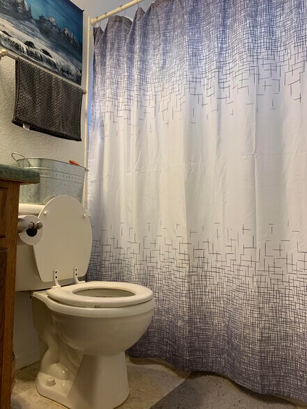 Guest Bathroom - 113 Buffalo Dr