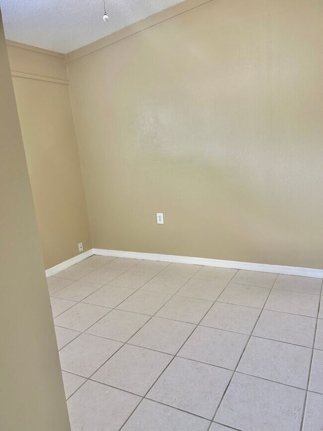 Building Photo - JUST LISTED -5 BEDROOM + BONUS ROOM - DELTONA NO PETS ALLOWED