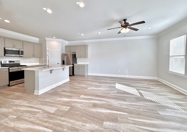 Building Photo - Modern 3BR/2.5BA Home Near LSU - Double Ga...