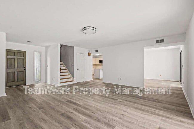 Building Photo - 9 Stallion Ct