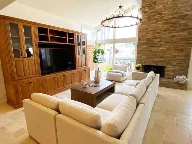 Building Photo - Available July -Vacation Home on the Channel
