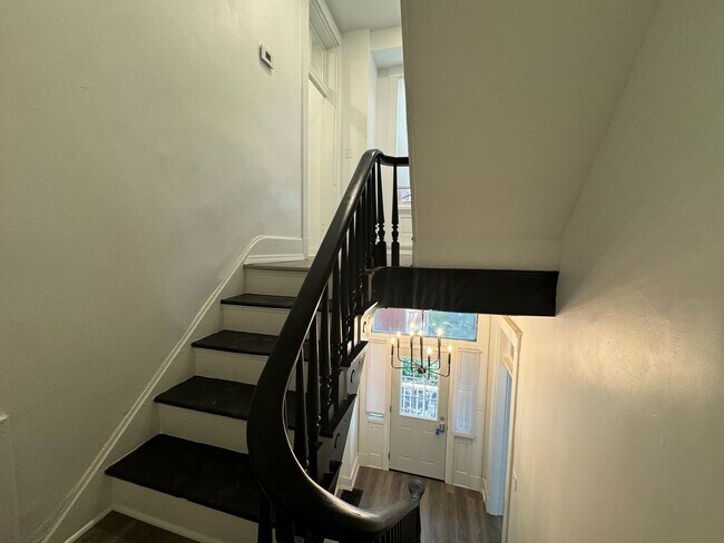 Building Photo - 7 Bed/3 Bath Mins. from UC Campus $750/pp ...