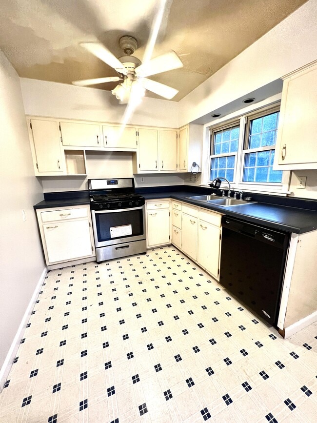 Building Photo - 1063 Charles Ave