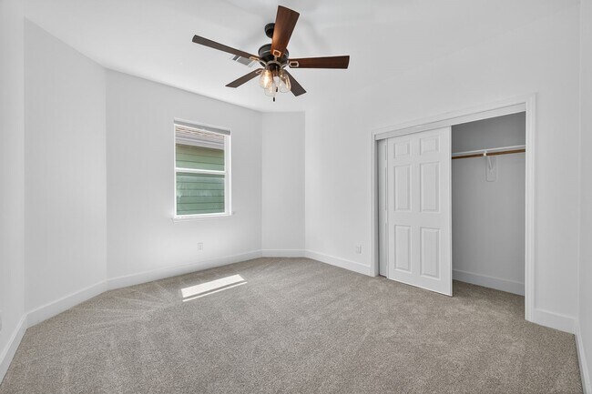 Building Photo - 714 Zoe St