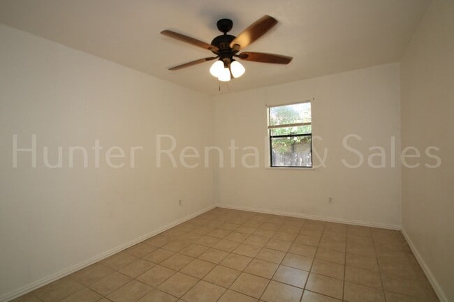 Building Photo - Bright and Open 3 Bedroom Home in Cove!
