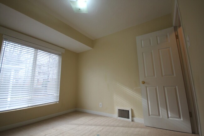 Building Photo - 3 Bedroom Duplex with Lovely Backyard(Upstairs)