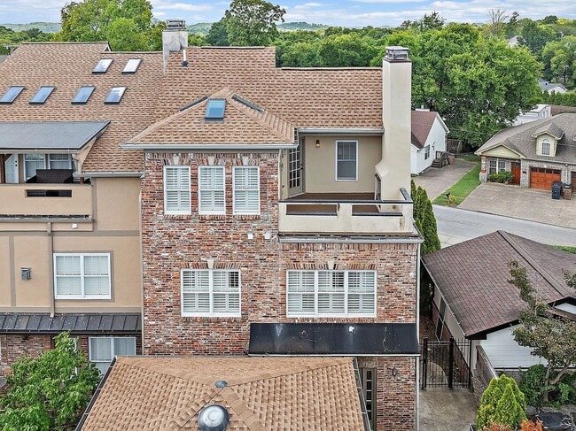 Building Photo - Perfect Brownstone in Sylvan Park near West End