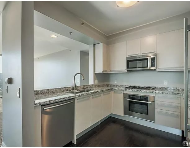 Building Photo - 425 1st St