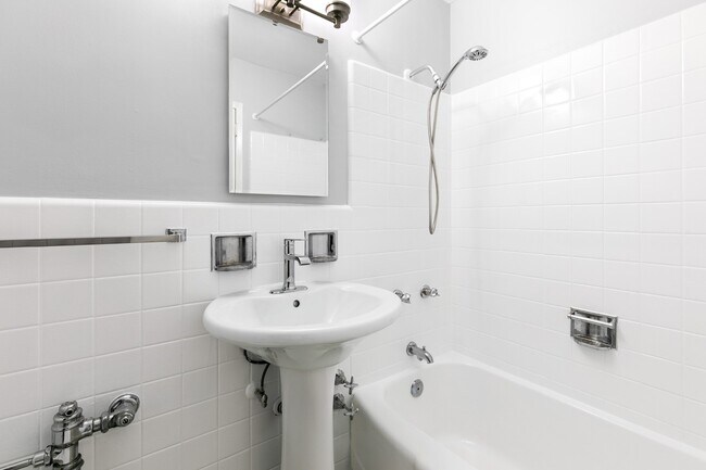 Building Photo - 5858 N Sheridan Rd