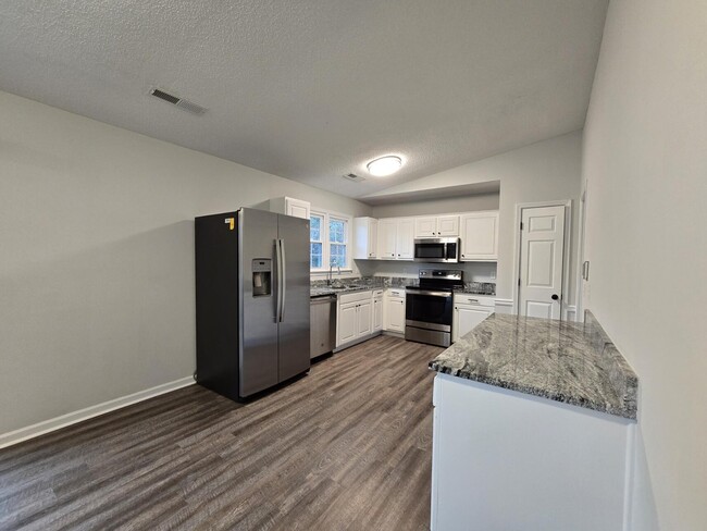 Building Photo - 620 Rainbow Dr