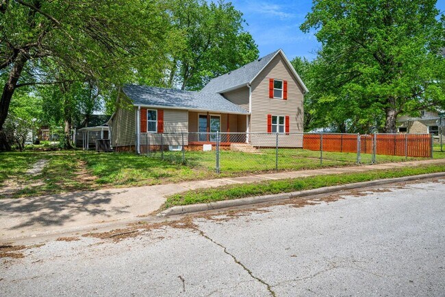 Building Photo - Beautiful remodeled home in Bolivar located near the square! 3 bedrooms, 2.5 baths and a detached...