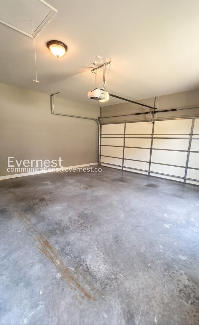 Building Photo - 3 Bed/2 Bath Home with Fenced Yard & Garage / Pet-Friendly / Vouchers Accepted / Available Now!