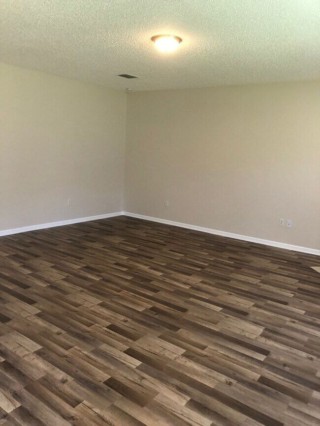 Building Photo - Large 5 Bedroom, 3 Bathroom Single Family ...