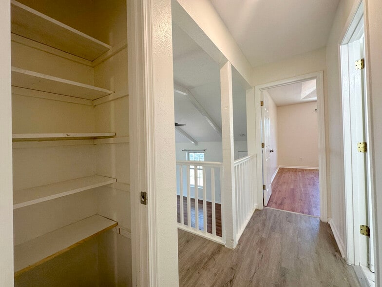 Building Photo - 1417 La Chateau Dr