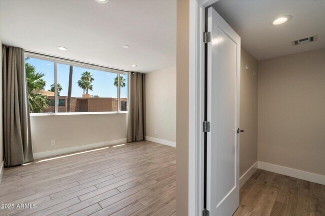 Building Photo - 7401 N Scottsdale Rd
