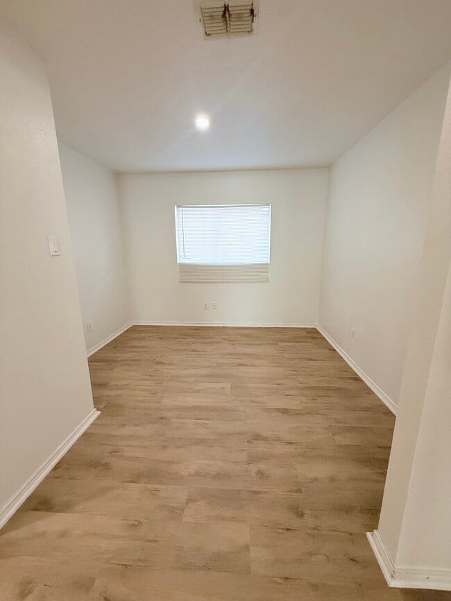 Building Photo - 9922 Kent Forest