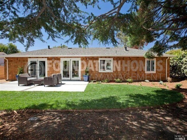 Building Photo - Remodeled 4BD/2BA in Prime Tiburon Locatio...