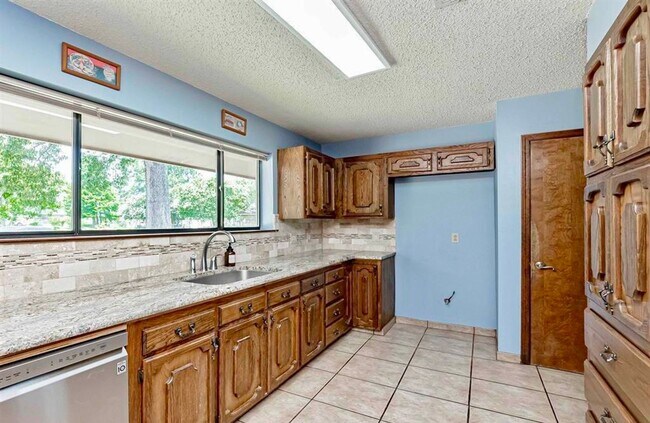 Building Photo - Spacious 3BR/2.5BA Retreat in Briarwood Estates – 3,000 Sq Ft, Updated & Full of Character!