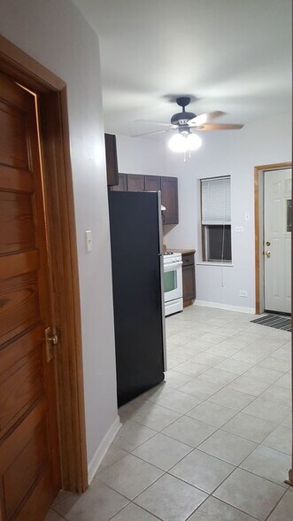 Building Photo - 2117 W Berteau Ave