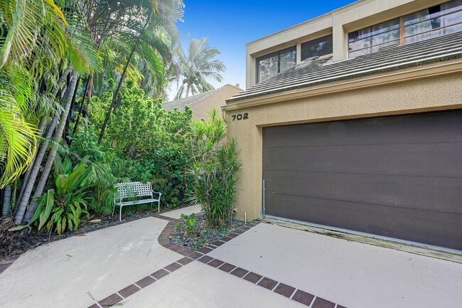 Building Photo - 702 St Albans Dr