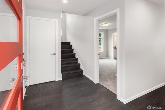 Building Photo - 820 25th Ave S