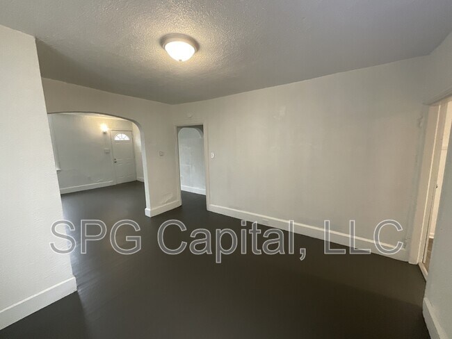 Building Photo - 1939 Briggs St