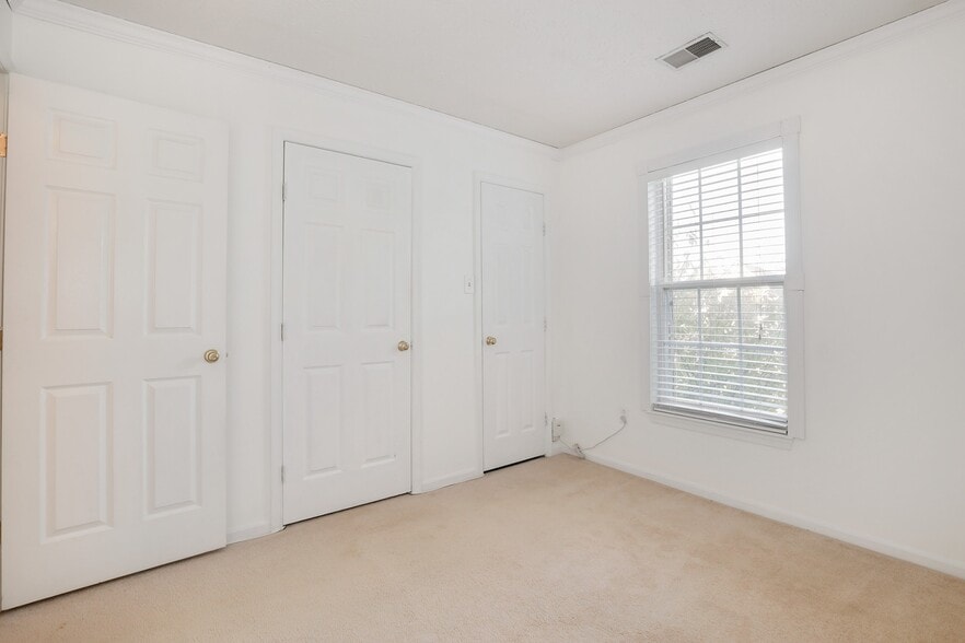 Building Photo - 13100 Briarcliff Terrace