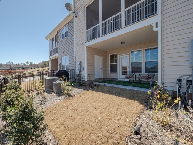 Building Photo - Gorgeous Luxury 3 Bedroom 2.5 Bath Townhom...
