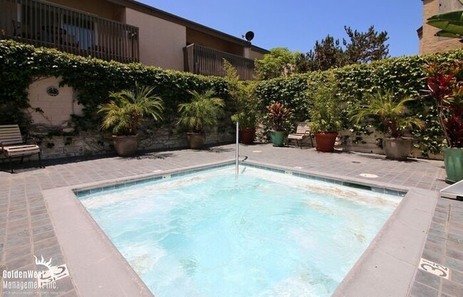Building Photo - Charming 1Bdm 1Ba Condo in La Jolla