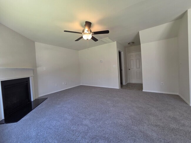 Building Photo - 2701 Buckleigh Dr