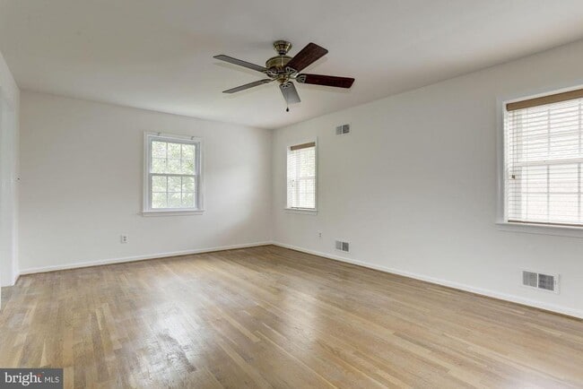 Building Photo - 10239 Gainsborough Rd