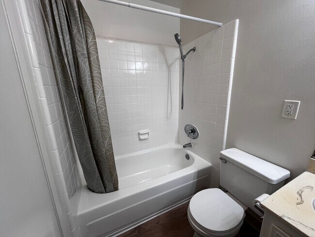 Building Photo - Updated 2 Bed / 1 Bath Townhouse with Pool Access – Port Hueneme