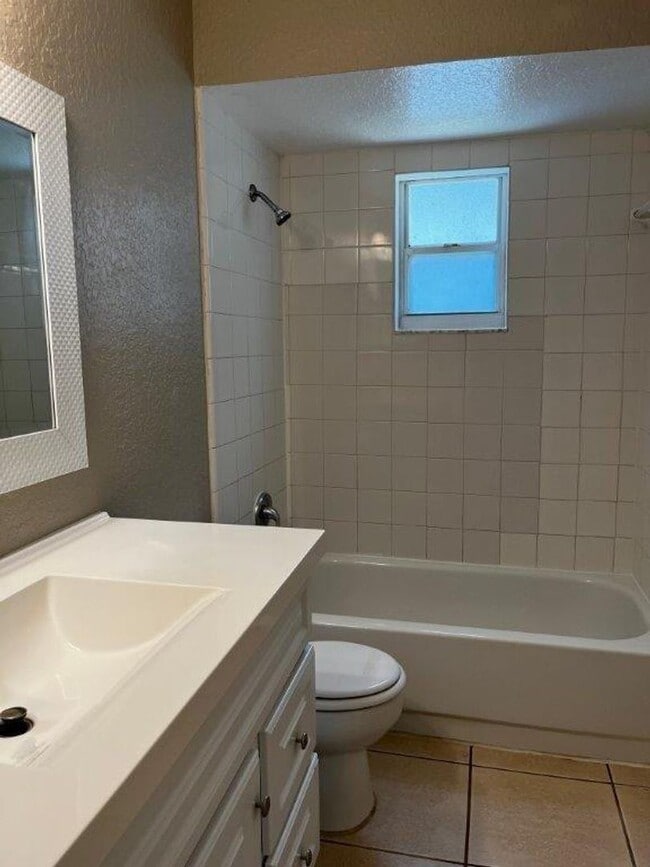 Building Photo - 354 Pearlwood St