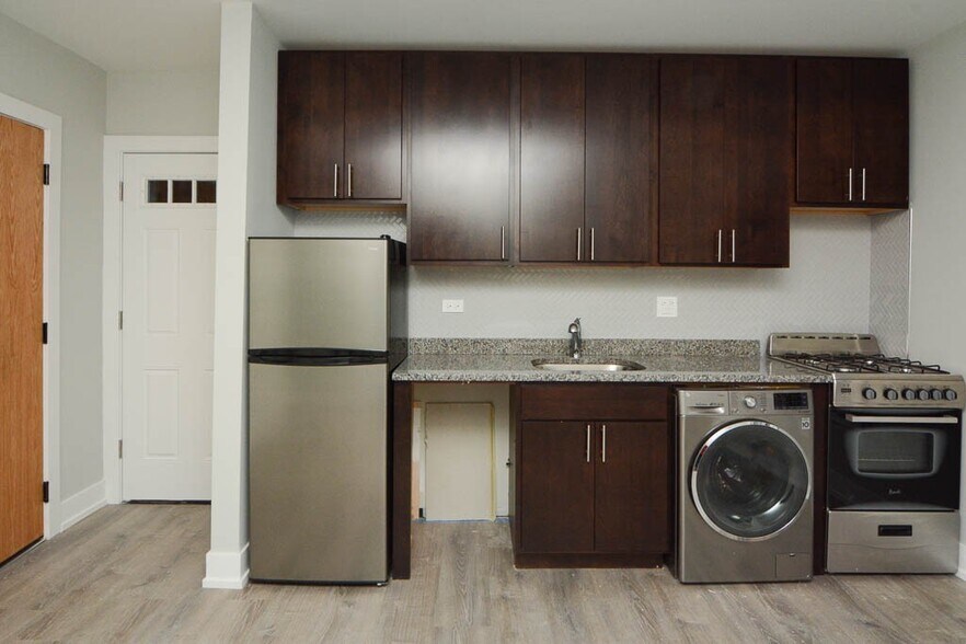 Building Photo - 533 W Belden Ave