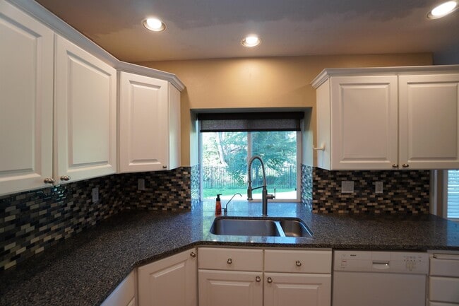 Building Photo - 2747 E Migratory Dr