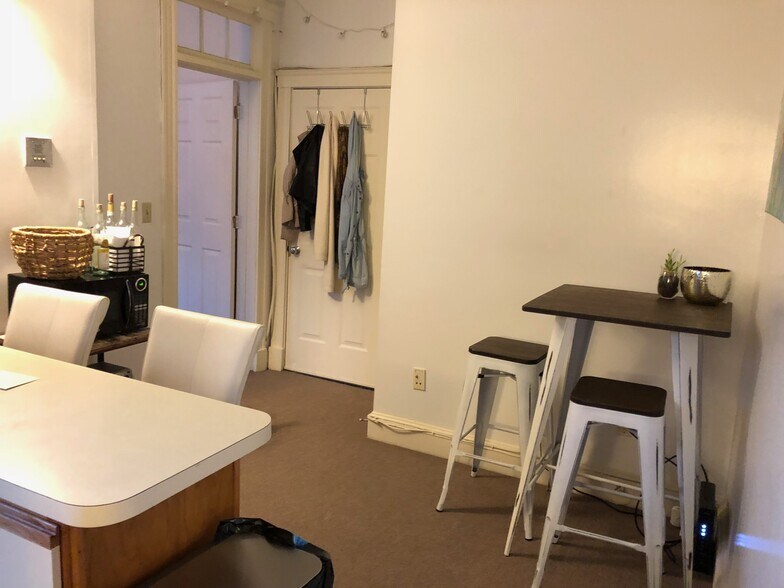 Building Photo - 835 Beacon St