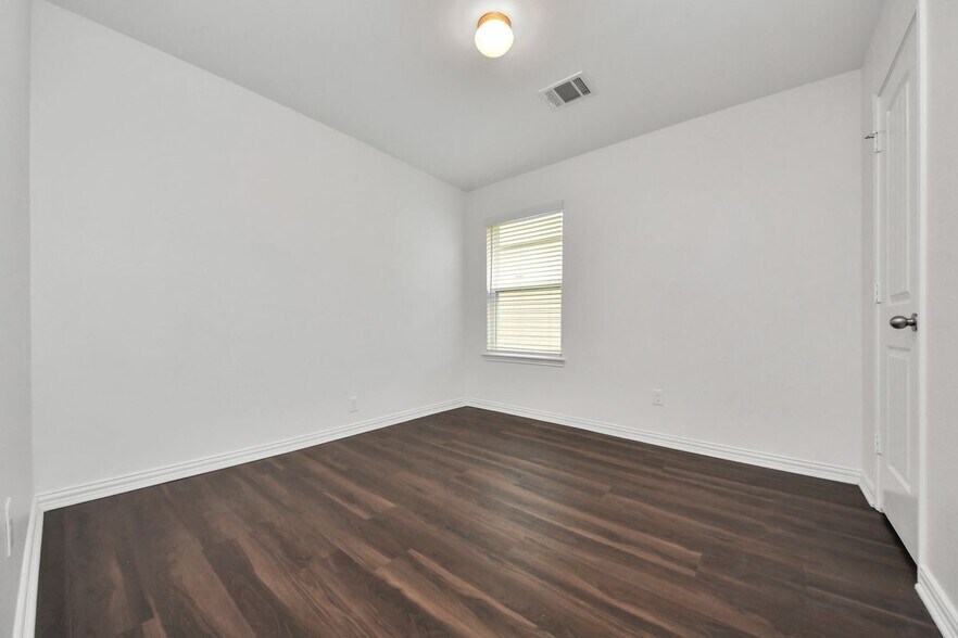 Building Photo - 10306 White Fir Villa Ave