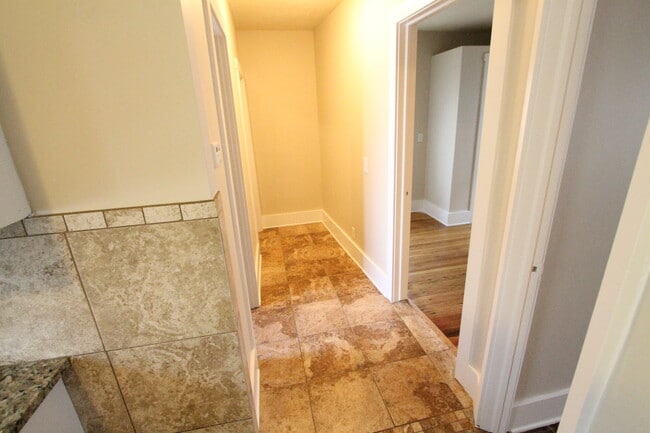 Building Photo - Right Size and a Great Location! Two bedro...