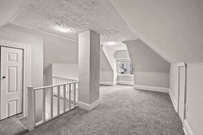 Building Photo - 84 N Oakley Ave
