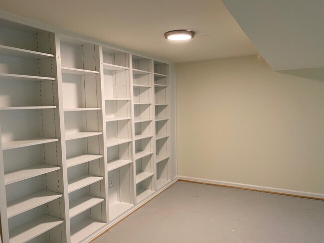 Building Photo - 7907 Laural Valley Way