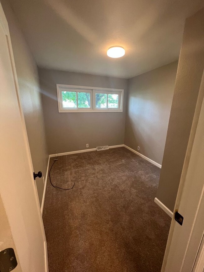 Building Photo - 3 Bed/2 Bath House for Rent! NO APPLICATIO...