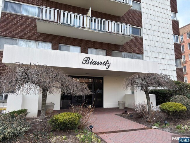 Building Photo - 2180 Center St